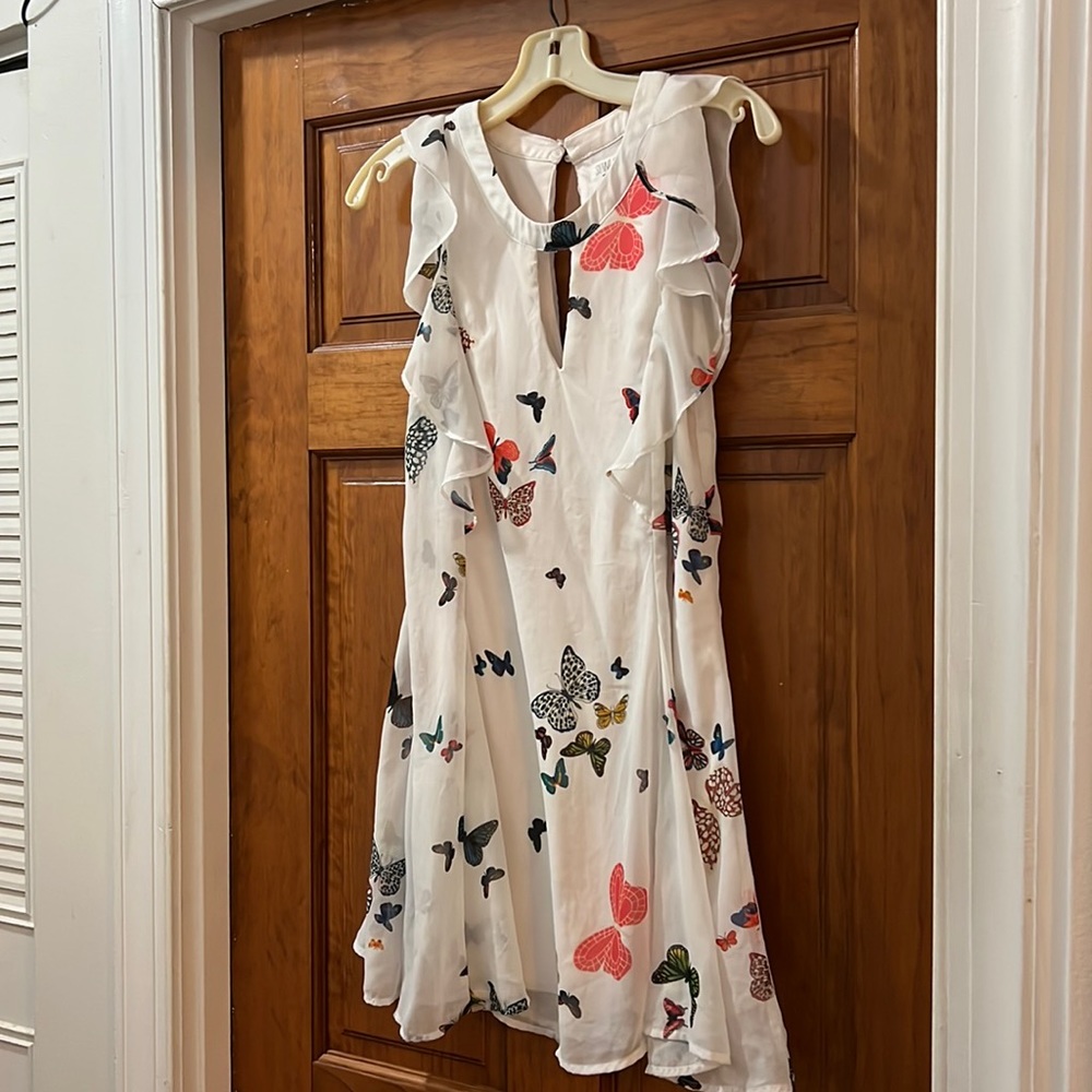 Flowey white dress with keyhole
